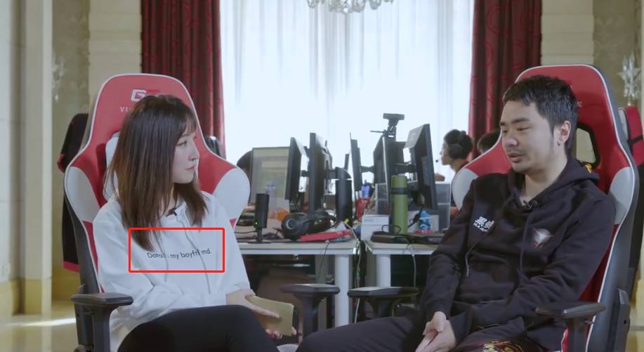 然而在一次采访中,小鸽子却穿上了一件卫衣,上面印有一句话:"dota is