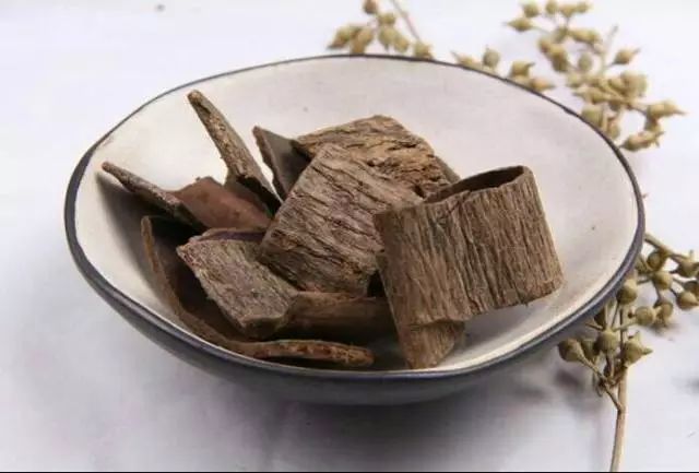 杜仲,别名思仲,思仙,石思仙,扯仙皮等.归入肝,肾经.