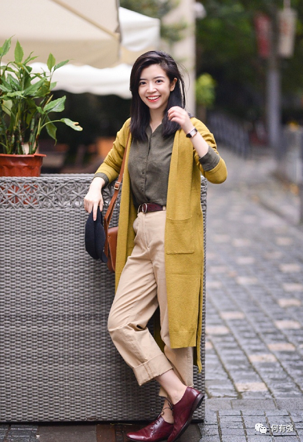 三木日常私服穿搭,姜黄色针织衫配墨绿色衬衫温柔优雅,休闲随性