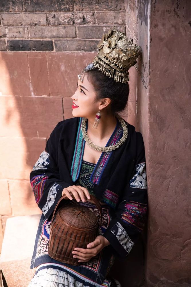 湘西姑娘直播首秀非遗技艺 腾讯新文创焕发芙蓉镇青春