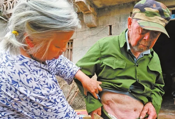 上甘岭英雄肚子被炸破,仍血战不止歼敌数百!归隐农村后说活着就很幸福