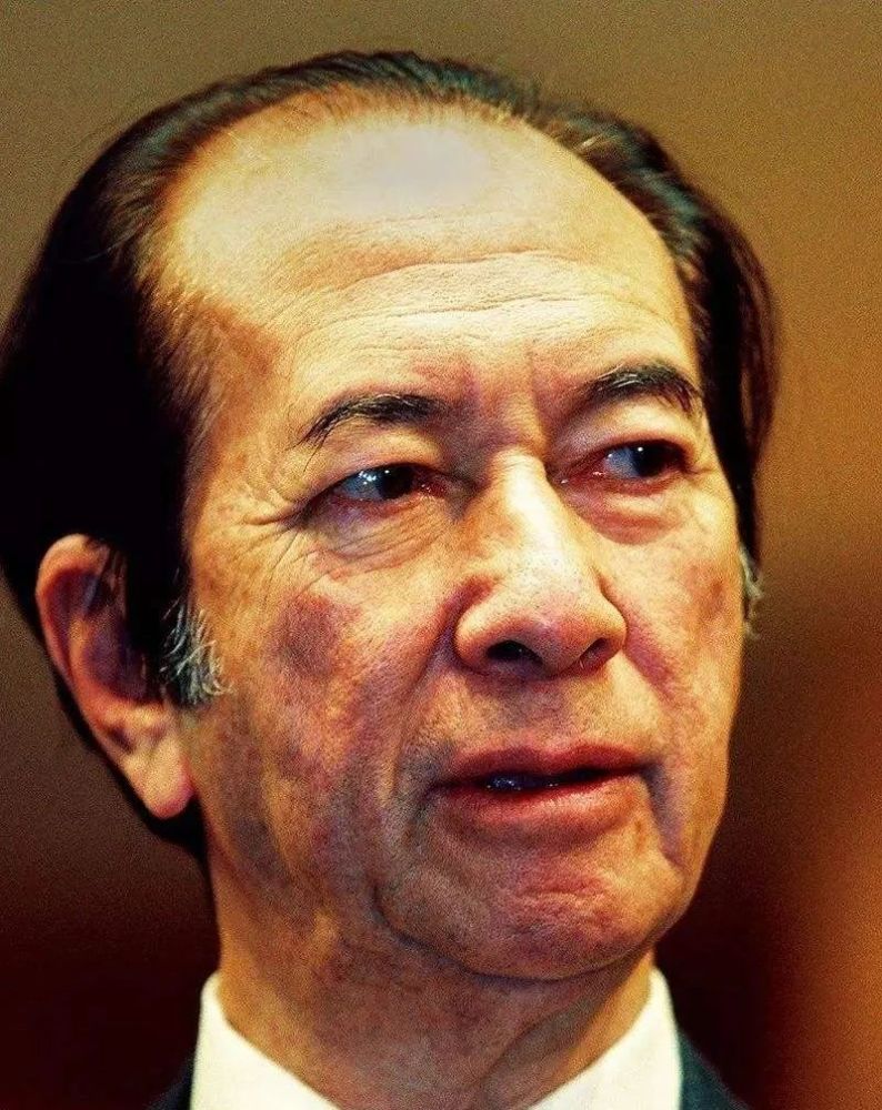 98岁赌王何鸿燊去世二房长女控大局生下长孙奚梦瑶仍没名号