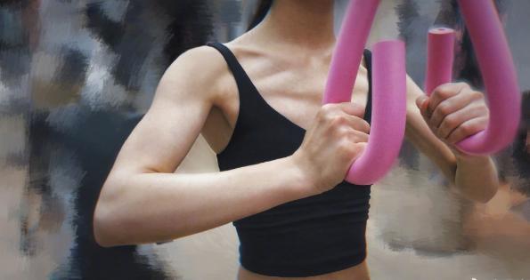 赵丽颖|赵丽颖新路透曝光，马丁靴穿搭干练，坐路边扶腰按摩神情略显痛苦