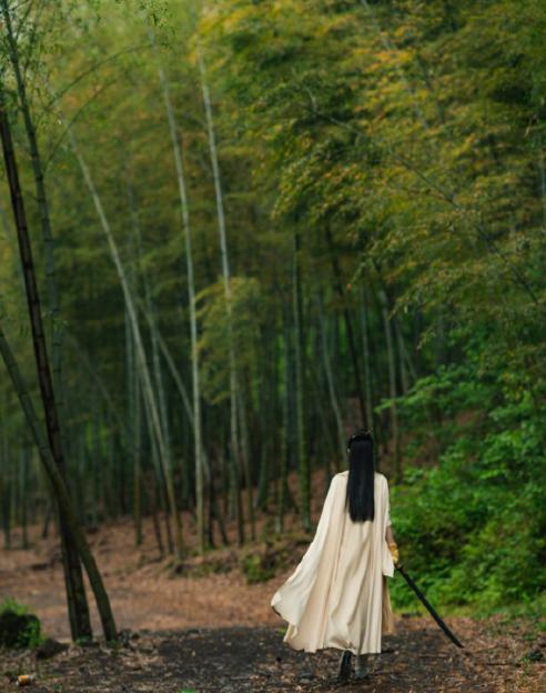 赵丽颖|赵丽颖新路透曝光，马丁靴穿搭干练，坐路边扶腰按摩神情略显痛苦