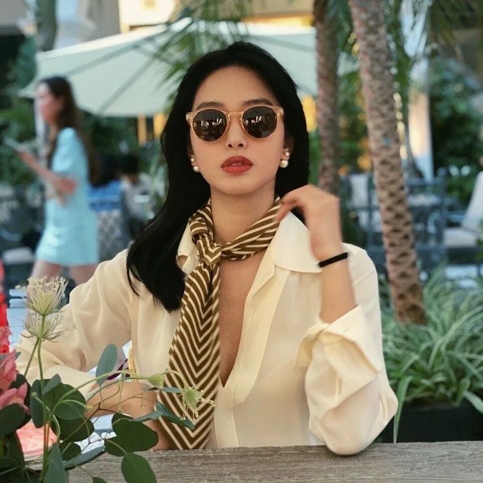 普通白衬衫穿出非凡时尚感，杨采钰复古衬衫穿搭，浪漫清爽美极了