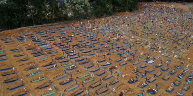 巴西疫情肆虐墓地成了万人冢 专家预测8月死亡人数将超12 5万人 腾讯新闻