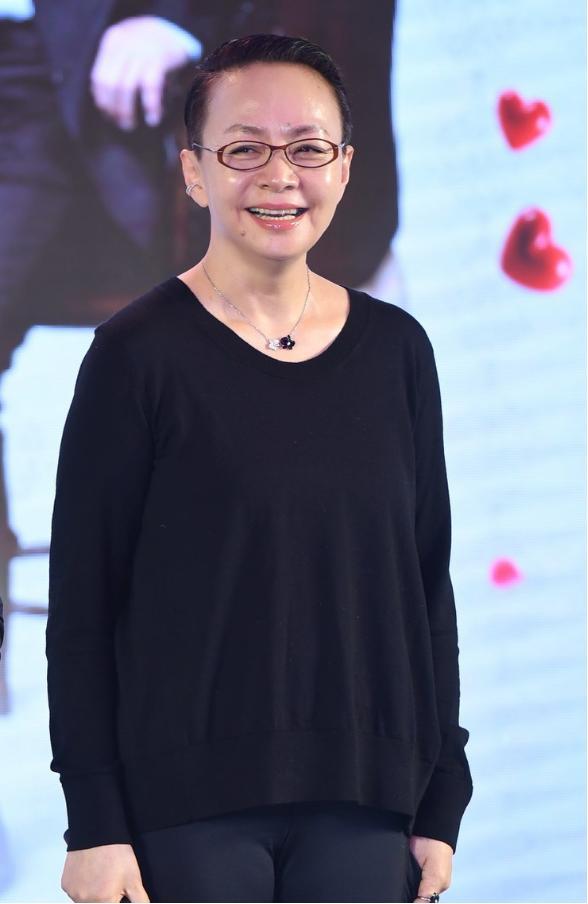 宋丹丹终于胖点了,穿"显瘦黑"却也挡不住"肉颤颤",好接地气