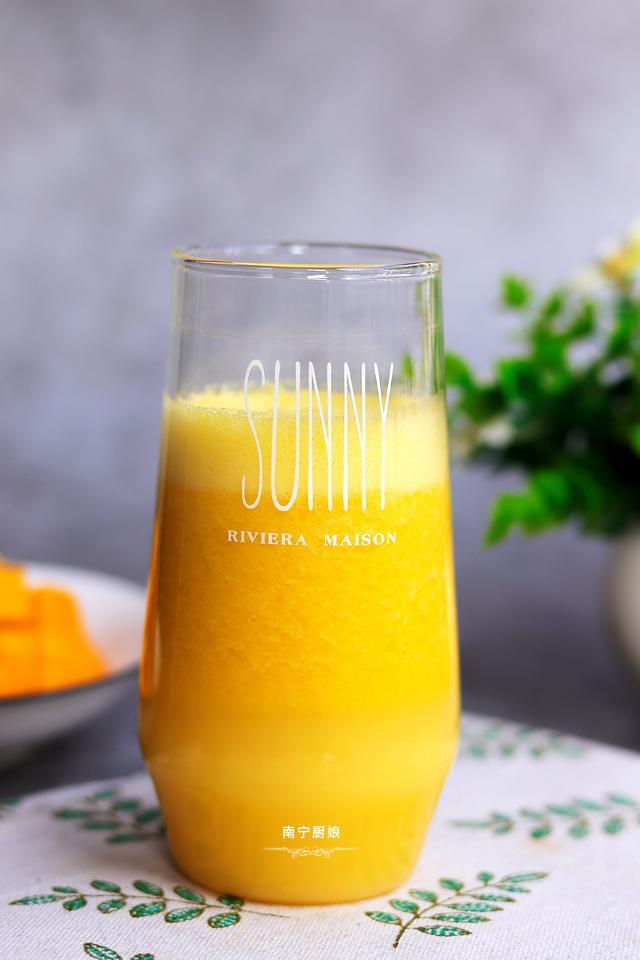 把养乐多加入到芒果汁里,没想到味道这么好喝,夏天做来喝太爽了