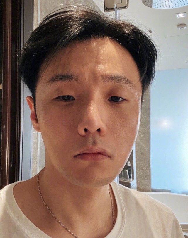 小眼睛的男人内心是细腻的,看李荣浩杨丞琳隔空玩梗,狗粮撒一地