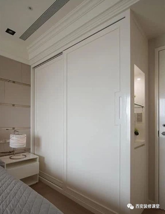 有人这样处理,侧面直接挂一个全身镜,具备功能的同时又能让进门空间