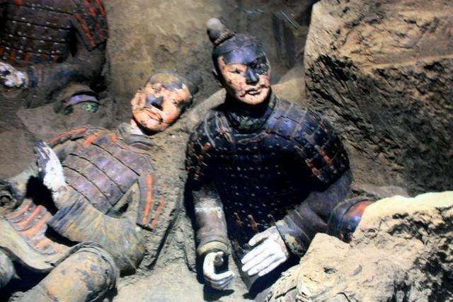 可是这次考古发掘却给兵马俑造成了无法挽回的损失,我们知道当下看到