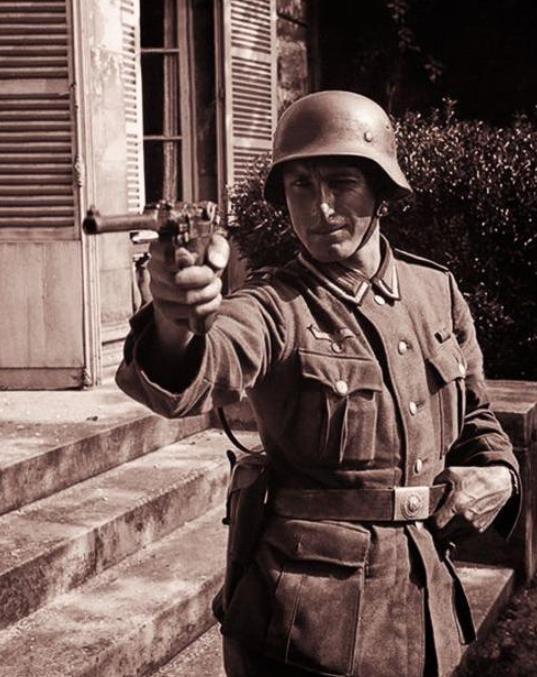 暴风突击队指定武器,能打八百米的炮兵型鲁格手枪,为何列装五年就没了