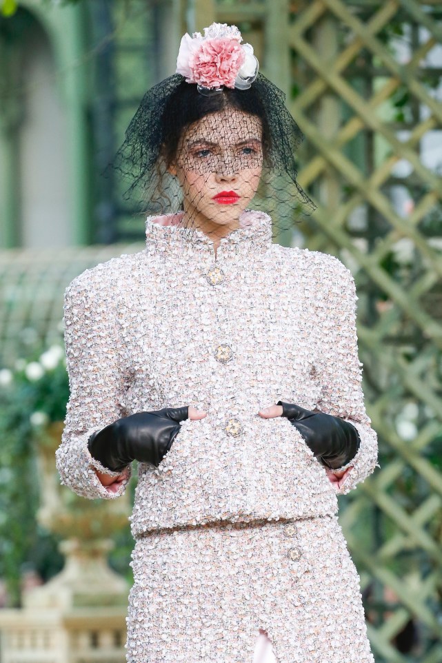 香奈儿秀场,老佛爷把模特打扮成"生日蛋糕",这丝带太高级了!