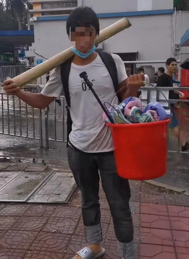 初见不知提桶意,再见己是提桶人.