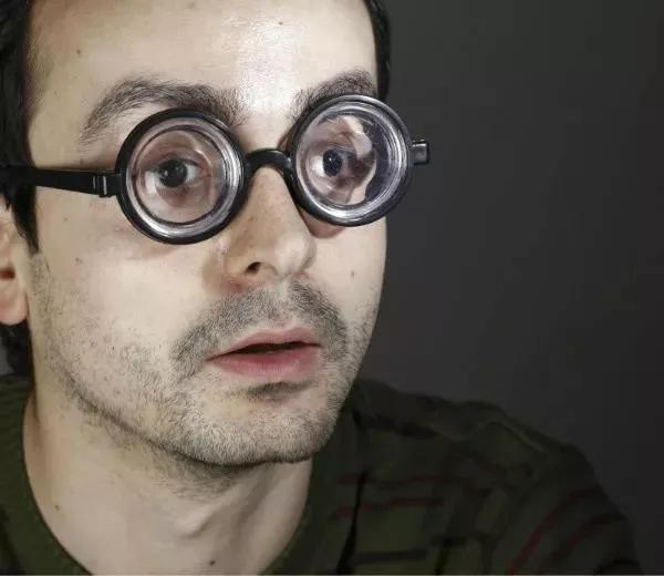 经常戴眼镜的人,反而会加重眼睛近视?别再被谣言欺骗了_腾讯新闻