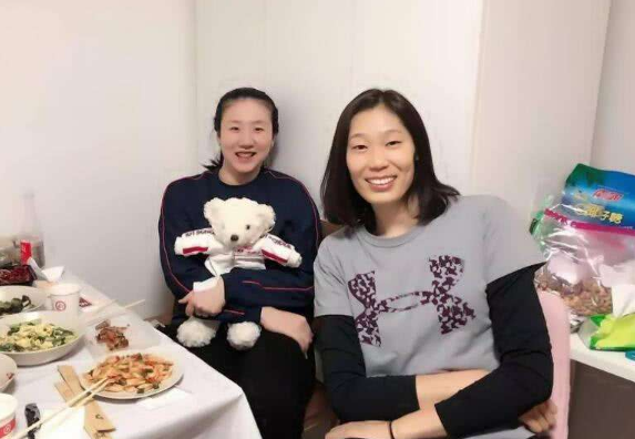 当时虽然全家人都省吃俭用,但是朱婷依然还是饿肚子,但是她的身高达到