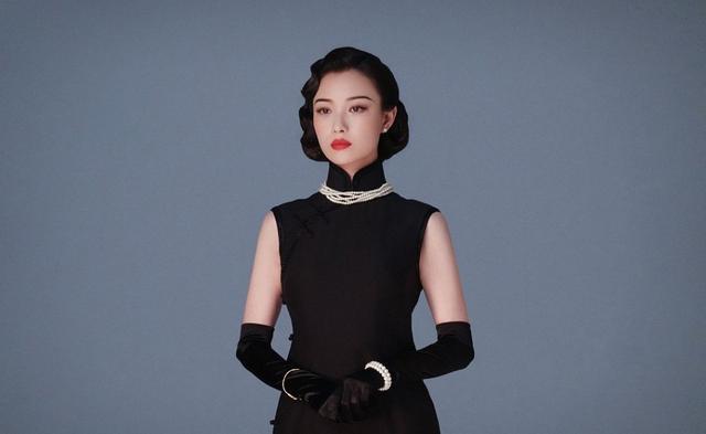 全凭珍珠首饰提亮造型,这样的夜上海风照片帅气又不失女人味,有种御姐