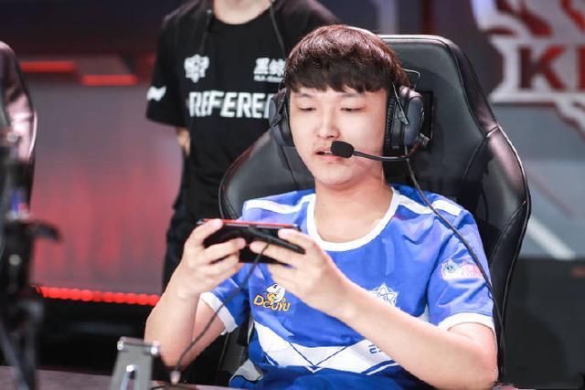 所以直接叫cat,而猫神曾经是estar的成员,后被买到qghappy,而那一年也