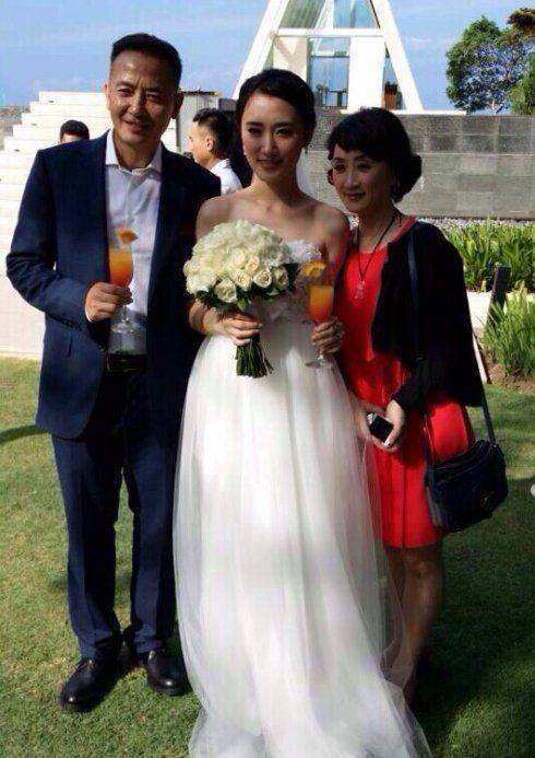 80年代帅气演员,错失贾宝玉角色却娶了香菱,如今结婚34年恩爱如初