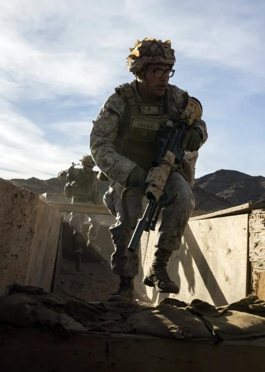 美军测试新型防弹衣,重量轻了四分之一,肩膀位置有特别设计,让射击更