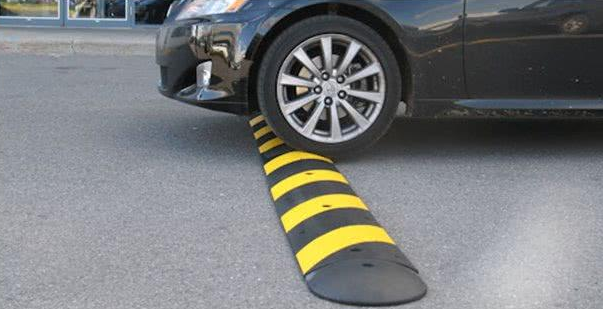 过减速带踩刹车减少颠簸修车师傅舒服了自己但车要报废了