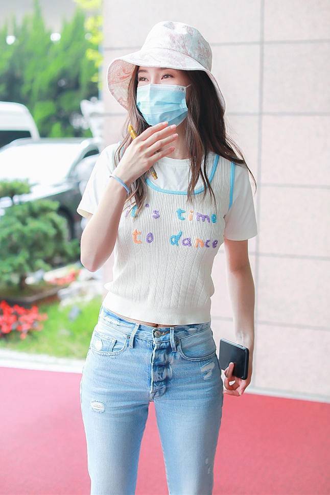 杨颖怎么保养的?当妈后穿紧身牛仔裤身形仍似少女,这腰也太细了