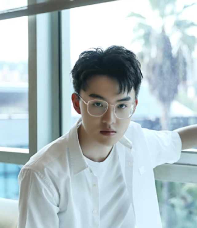 他就是童星演员郑伟啦,小时候的他出演过不少的影视作品,令观众们印象