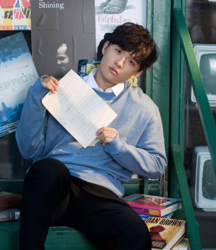 即便是摘掉了眼镜,郑伟也依旧散发出帅气有型的魅力,妥妥的男神一枚呀