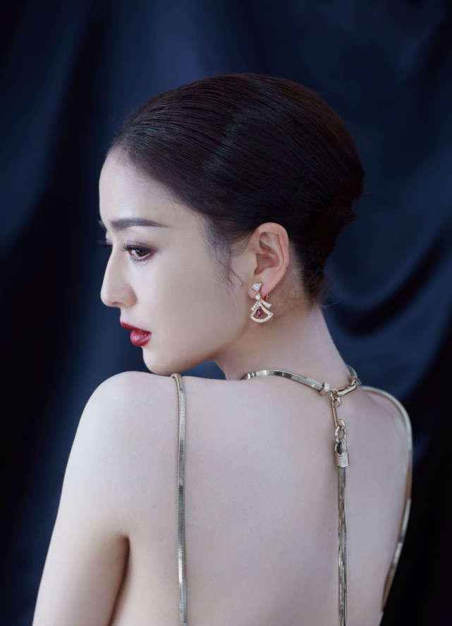 佟丽娅真敢穿,靠四根"金属链"撑起礼服,好身材不像生过孩子