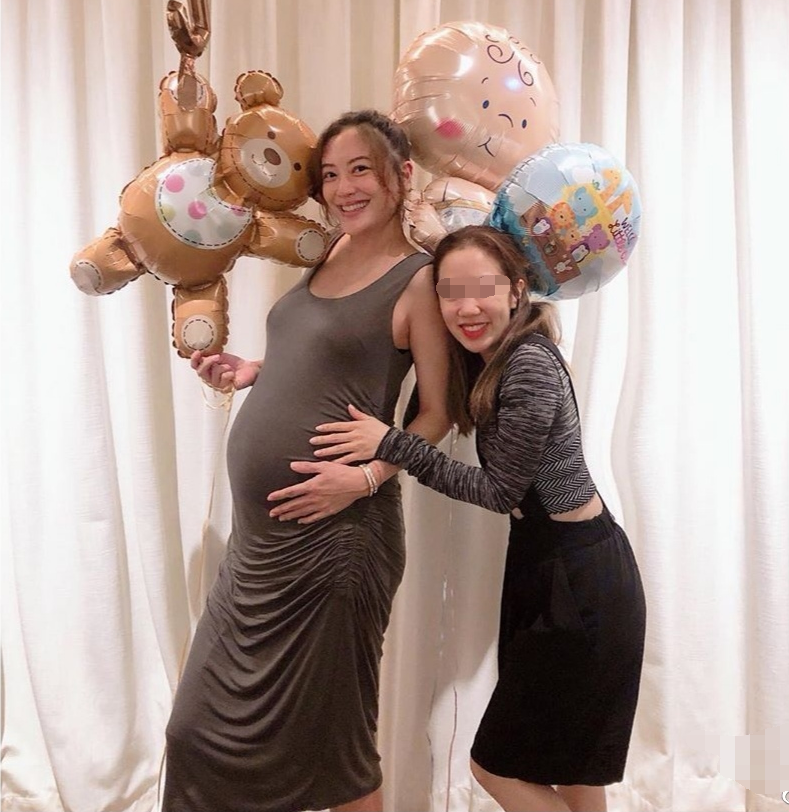 应采儿最新孕肚照曝光肚大如箩孕味浓手举卡通气球暗示是男宝