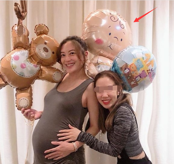 应采儿最新孕肚照曝光,肚大如箩孕味浓,手举卡通气球暗示是男宝?