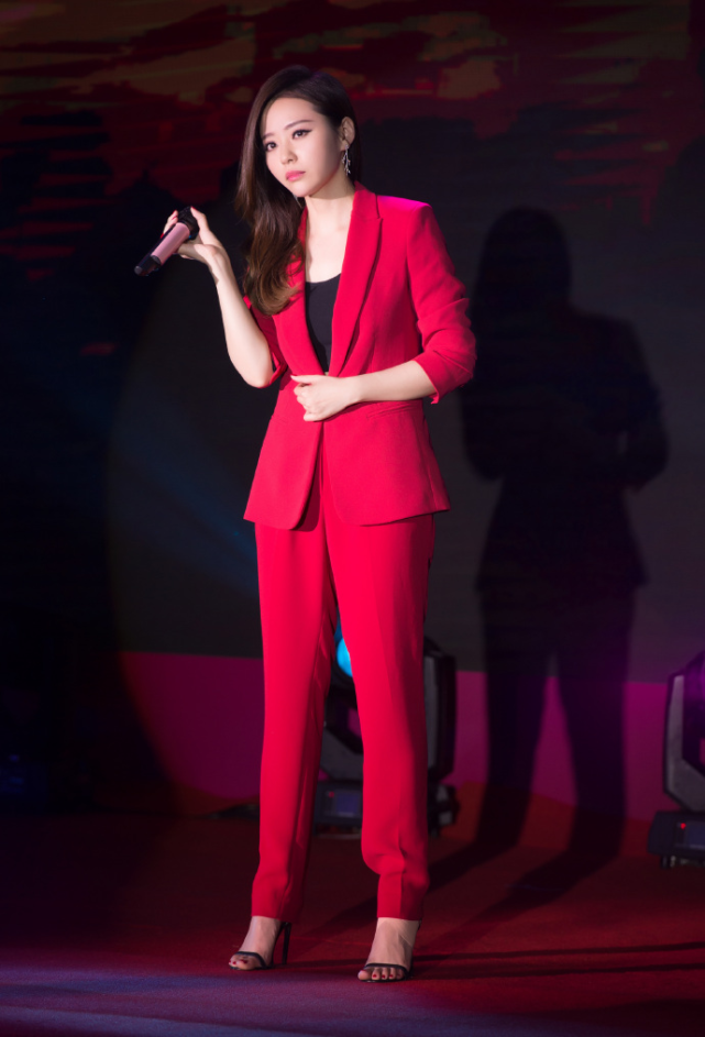 张靓颖穿衣真胆大粉红色西服套装搭配卷发造型干练又洋气
