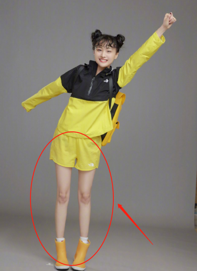 郑爽终于胖回来了!扎哪吒头拍海报,肉嘟嘟的脸比竹竿腿还抢镜