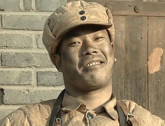 亮剑:同样是王有胜守仓库,老版笑容发自内心,旧版像吃了败仗!