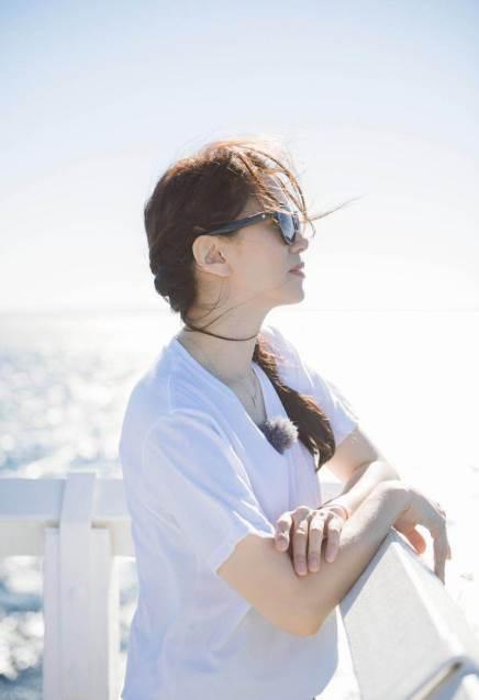 48岁袁咏仪 "作妖",廓型绿色皮裙秀长腿,果然被爱的女人最好看