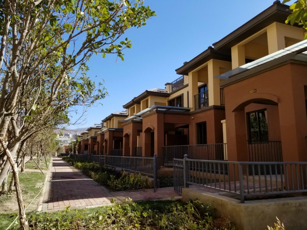 中国9万个房地产商,房子都卖不动了,每年却还有1000多万套