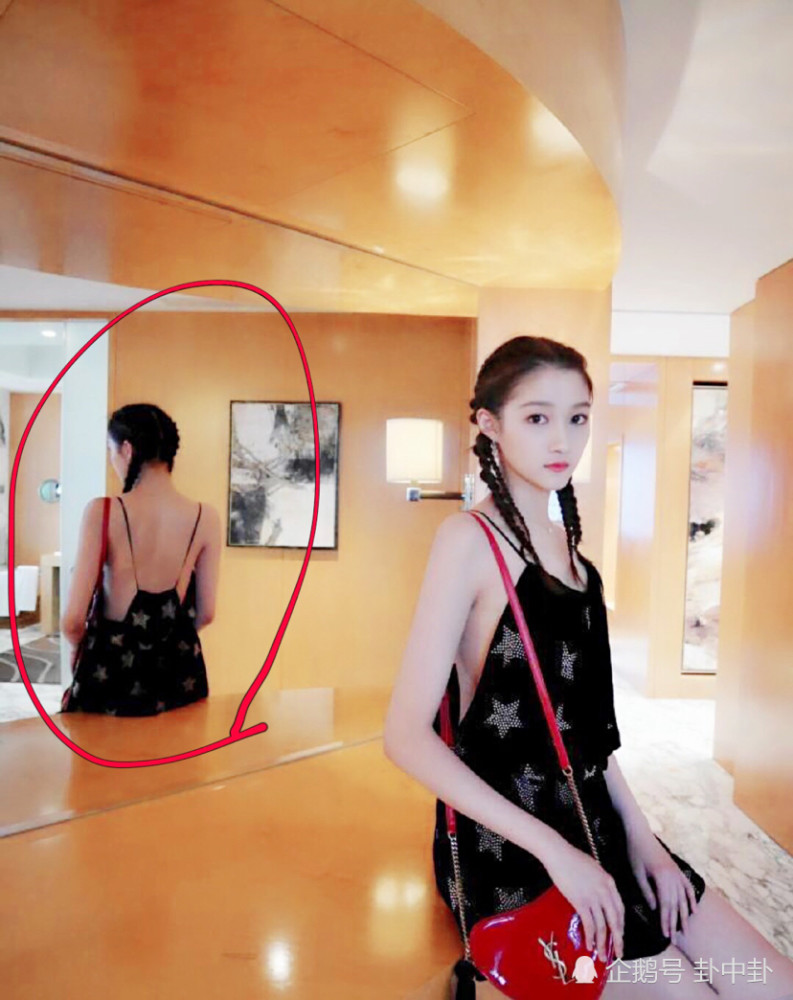 关晓彤发照片大秀美背背后的镜子暴露了她的好身材腰也太细了羡慕鹿晗