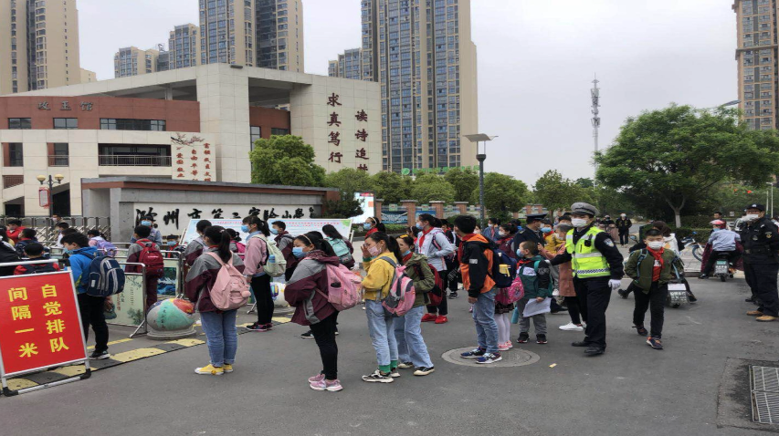 学生突开车门酿事故安全教育不可少