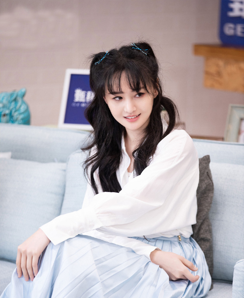 郑爽再官宣综艺穿黄黑撞色套装配泡面哪吒头活力十足似小学生