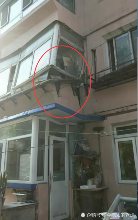 从爆料网友拍摄到的画面可以看到,该二楼阳台坍塌的户主,原本的建筑都