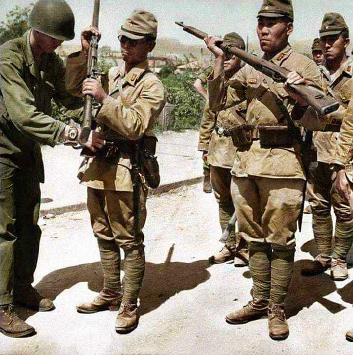 图4:1945年9月3日,美军在东京开始收缴日军武器,接受投降.