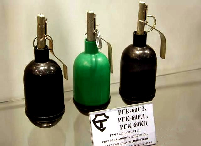 威力和榴弹炮一样的rg60tb手榴弹比我军的木柄手榴弹更轻更猛