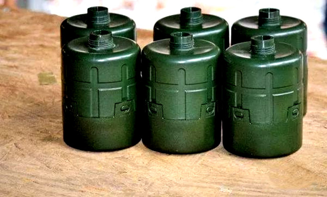 威力和榴弹炮一样的rg60tb手榴弹比我军的木柄手榴弹更轻更猛