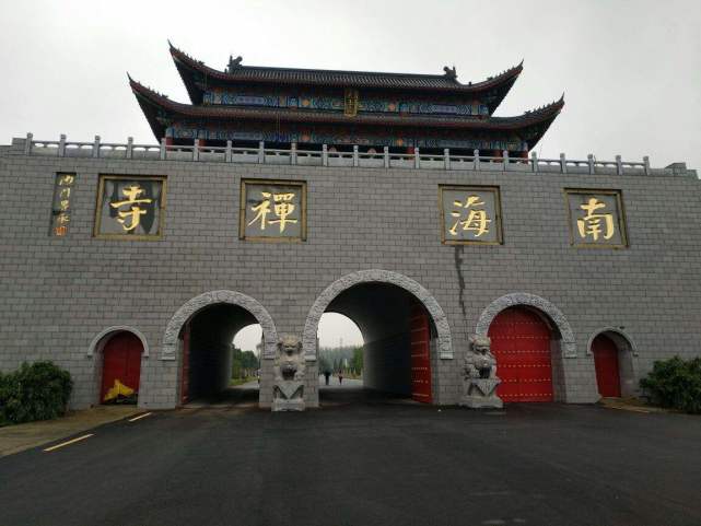 河南由一名高僧投资2亿修缮的寺庙,光山门就有31米,门票只要40