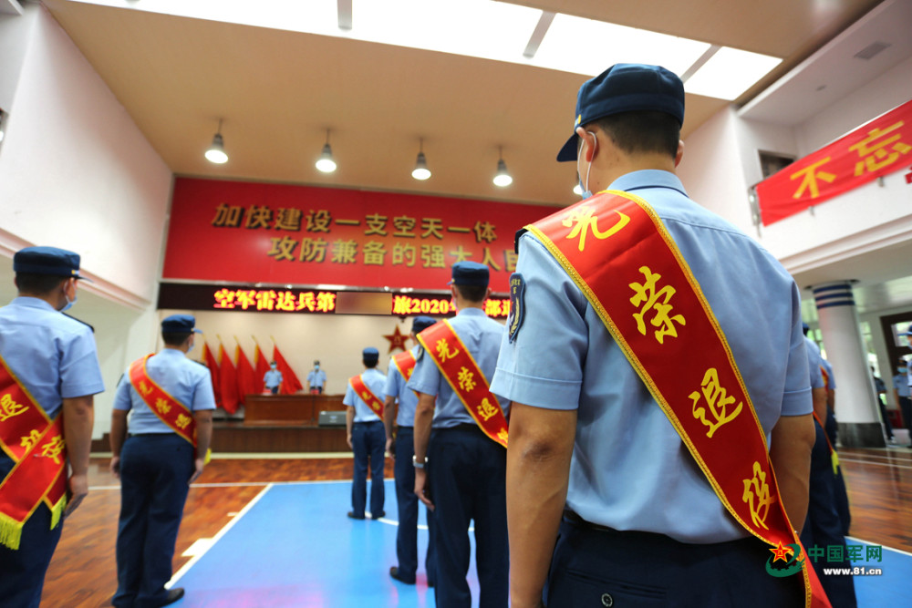 光荣退役.官兵送别军旗.来源:中国军网 作者:邓乐坤 刘鹏飞 饶灿