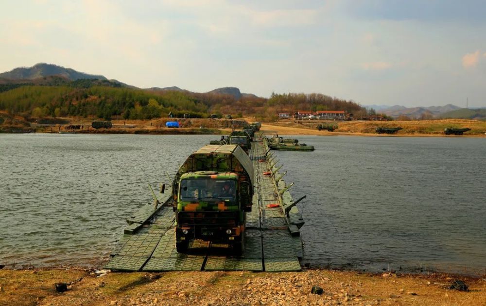 硬核舟桥兵陌生水域架起两百余米钢铁浮桥