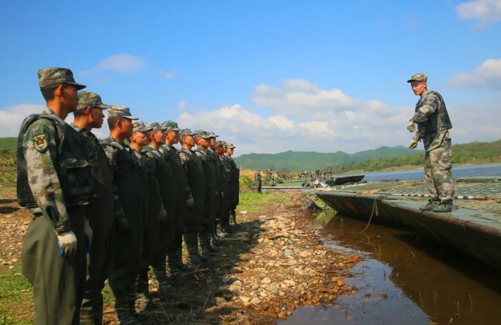 硬核舟桥兵陌生水域架起两百余米钢铁浮桥