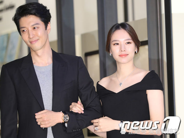 李东健赵伦熙离婚两人过去出演综艺节目互相提及对放的样子成为焦点