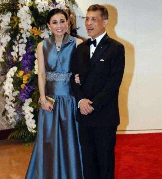 68岁泰王脸上黑黢黢,苏提达却忍不住欣赏:爱他年纪大爱他老年斑