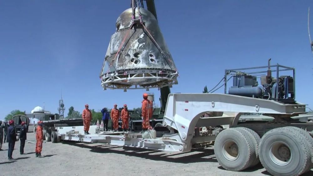 新一代载人飞船试验船返回舱开舱仪式在京举行